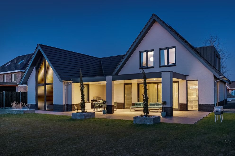 Nieuwbouwwoning met Keim Soldalan gevelafwerking, donkere bakstenen plint en compleet buitenschilderwerk door LenKraft – Twente