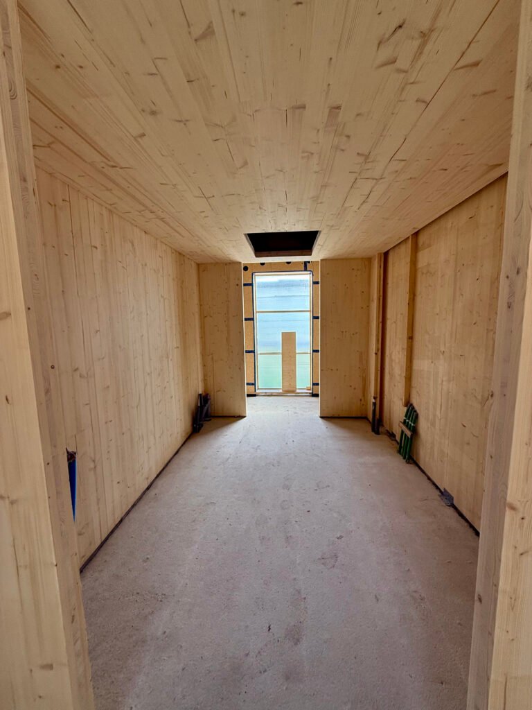 Zichtbaar CLT plafond en wanden behandeld met transparante, dampopen beschermlaag voor UV- en vuilbescherming – afwerking door LenKraft, Twente